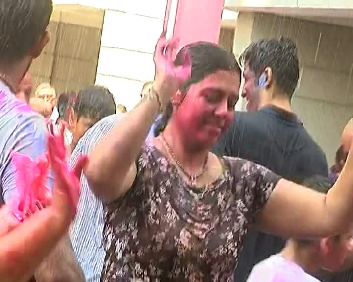 સુરતીઓએ ધુળેટીની મન મૂકીને ઉજવણી કરી હતી.