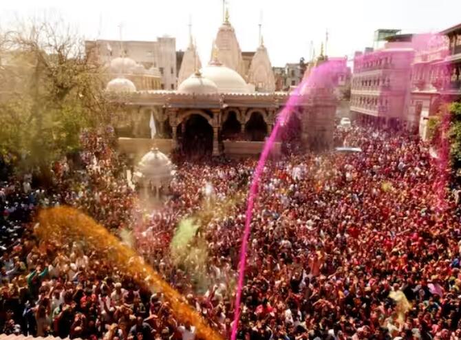 ਗੁਜਰਾਤ ਦੇ ਅਹਿਮਦਾਬਾਦ ਵਿੱਚ ਲੋਕ ਹੋਲੀ ਦਾ ਤਿਉਹਾਰ ਮਨਾਉਣ ਲਈ ਇੱਕ ਮੰਦਰ ਵਿੱਚ ਇਕੱਠੇ ਹੋਏ। ਰੰਗਾਂ ਨਾਲ ਨੱਚਦੇ, ਗਾਉਂਦੇ ਤੇ ਖੇਡਦੇ ਲੋਕ ਹੋਲੀ ਦੇ ਰੰਗਾਂ ਵਿੱਚ ਮਸਤ ਸਨ। ਰੰਗਾਂ ਦੇ ਛਿੱਟੇ ਅਸਮਾਨ ਨੂੰ ਛੂਹਦੇ ਦੇਖੇ ਗਏ।