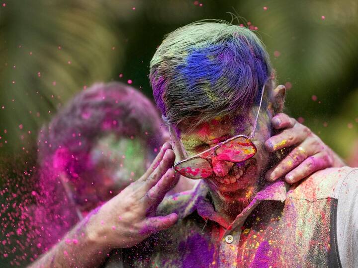 Holi Celebrations 2023: దేశవ్యాప్తంగా ప్రజలంతా హోలీ సంబురాల్లో మునిగితేలారు. ఎక్కడ చూసినా రంగురంగుల కలర్లను ఒకరిపై ఒకరు చల్లుకొని సందడి చేశారు.