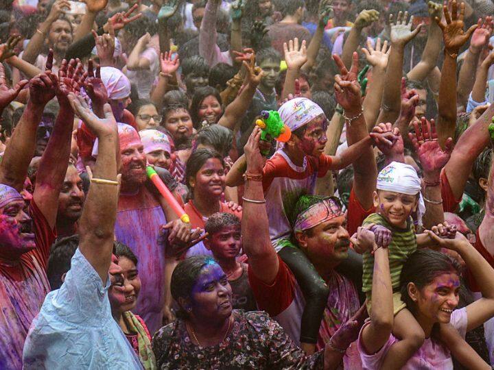 Happy Holi 2023: देश भर में लोग एक-दूसरे को रंगों के त्योहार की बधाई दे रहे हैं. सड़क से लेकर घरों तक होली के तराने गूंजने लगे हैं. हर किसी के चेहरे को रंग और मुस्कुराहट नजर आ रही है.