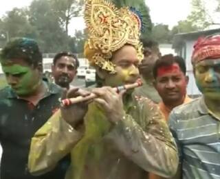 Holi Celebration : લાલુ પર CBIની લટકતી તલવાર ને તેજ પ્રતાપ 'કૃષ્ણ' બની નાચ્યા
