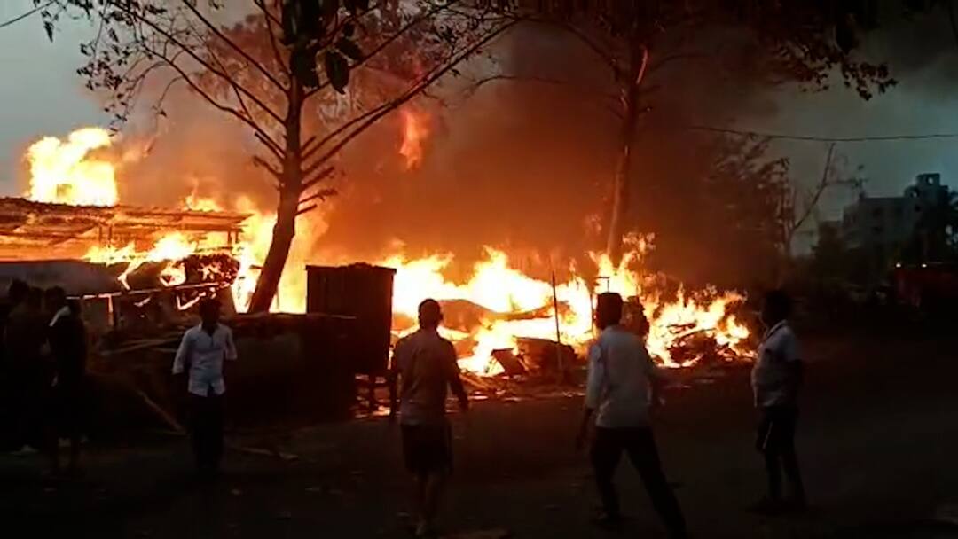 North 24 parganas fire, many furniture showroom burnt North 24 parganas: সাতসকালে বিধ্বংসী আগুনে পুড়ল একাধিক আসবাব তৈরির দোকান
