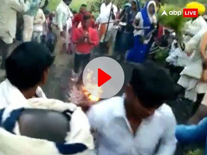 Holi 2023 Date people walk on fire on second day dhulendi in MP Jhabua see viral videos ANN Watch: दहकते अंगारों पर नंगे पैर चलने की अनूठी परंपरा, होली के दूसरे दिन जान जोखिम में डालते हैं लोग