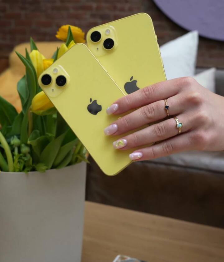 आईफोन 14 मॉडल 6.1 इंच की ओएलईडी डिस्प्ले के साथ आता है, जबकि प्लस मॉडल में 6.7 इंच की डिस्प्ले है.  दोनों फोन A15 बायोनिक SoC पर काम करते हैं, जिसमें 5-कोर GPU और 6-कोर CPU शामिल है. डिस्प्ले साइज में अंतर के बावजूद, iPhone 14 और 14 Plus दोनों ही डॉल्बी विजन को सपोर्ट करते हैं. मॉडल्स के सभी कैमरे 60fps पर 4K वीडियो रिकॉर्ड कर सकते हैं.