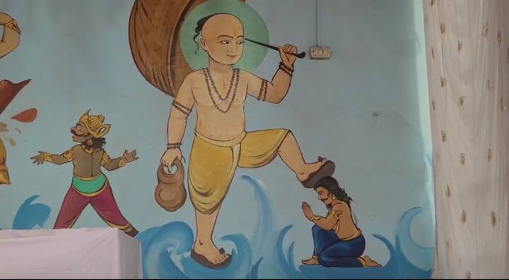 झांसी का एक छोटा सा कस्बा एरच है, यहां पर प्रतिवर्ष इसी तरह होली को महोत्सव के रूप में मनाया जाता है. यहां फाग गायन होता है और होली का नाम यहां पर फाग बोला जाता है. अंतरराष्ट्रीय स्तर पर होली मानने वालों को शायद ये मालूम न हो. टाउन एरिया एरच से इस पर्व के बारे में कहा जाता है कि कभी ये कस्बा हिरण्यकश्यप की राजधानी हुआ करती थी.