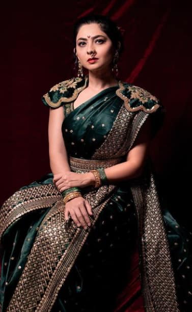 मराठमोळी अभिनेत्री सोनाली कुलकर्णी सध्या 'मोगलमर्दिनी छत्रपती ताराराणी' या सिनेमामुळे चर्चेत आहे.