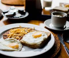 Egg : 'या' लोकांनी अंडी खाणं टाळावं