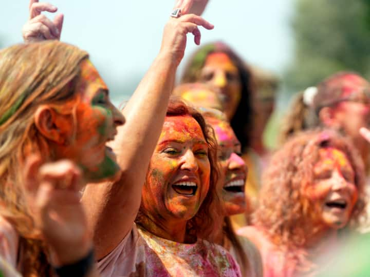 Holi Festival Celebration 2023: देश में लोग रंगों के त्योहार होली की मस्ती में सराबोर नजर आए. इस दौरान विदेशियों पर भी इस त्योहार की खुमारी चढ़ी दिखी. मेहमान भी अपने आप को होली खेलने से रोक नहीं पाए.