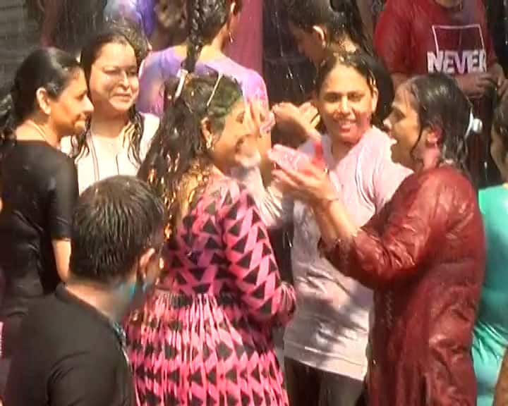 સુરતમાં યુવતિઓ, મહિલાઓએ અબીલ ગુલાલ ઉડાવી ધુળેટી મનાવી હતી. એકબીજાને રંગમાં રંગ્યા હતા.