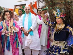 Holi In Pics: राजनाथ सिंह ने लगाए ठुमके तो सीएम शिवराज ने गाए फाग के तराने... राजनेताओं ने ऐसे मनाई होली