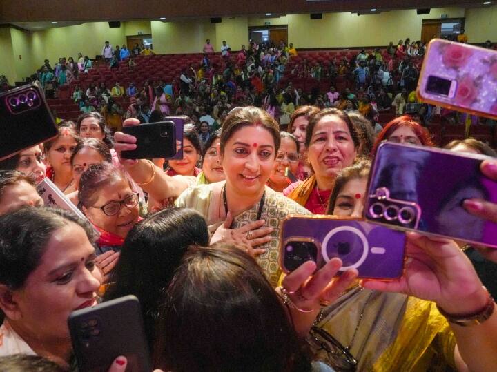 अंतरराष्ट्रीय महिला दिवस पर रविवार (5 मार्च) को नई दिल्ली में बीजेपी के महिला मोर्चा ने एक कार्यक्रम किया. इस मौके पर केंद्रीय मंत्री स्मृति ईरानी मौजूद रही. इस दौरान उन्हों ने महिला कार्यकर्ताओं के संग तस्वीरें लीं.(फोटो- PTI)