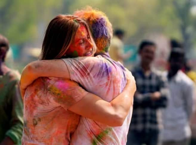 ਵਿਦੇਸ਼ੀਆਂ ਨੇ ਹੋਲੀ ਦਾ ਭਰਪੂਰ ਆਨੰਦ ਲਿਆ। ਨੋਇਡਾ 'ਚ ਸੜਕਾਂ 'ਤੇ ਨਿਕਲੇ ਵਿਦੇਸ਼ੀ ਲੋਕਾਂ ਦਾ ਇਕ ਸਮੂਹ ਗੁਲਾਲ ਟੀਕਾ ਲਗਾ ਕੇ ਬਹੁਤ ਖੁਸ਼ ਨਜ਼ਰ ਆਇਆ ਅਤੇ ਲੋਕਾਂ ਨੂੰ ਵਾਰ-ਵਾਰ ਹੈਪੀ ਹੋਲੀ ਕਹਿੰਦਾ ਰਿਹਾ। ਇਸ ਦੇ ਨਾਲ ਹੀ ਇੰਡੀਆ ਗੇਟ 'ਤੇ ਬ੍ਰਾਜ਼ੀਲ ਦੇ ਲੋਕਾਂ ਨੇ ਇਕ-ਦੂਜੇ ਨੂੰ ਗਲੇ ਮਿਲ ਕੇ ਹੋਲੀ ਦੀ ਵਧਾਈ ਦਿੱਤੀ।