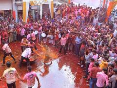 Holi 2023: राजस्थान के इस शहर में होली पर पुरूषों को पीटने की परंपरा, तस्वीरों में देखिए देवर-भाभी की अनूठी कोडामार होली