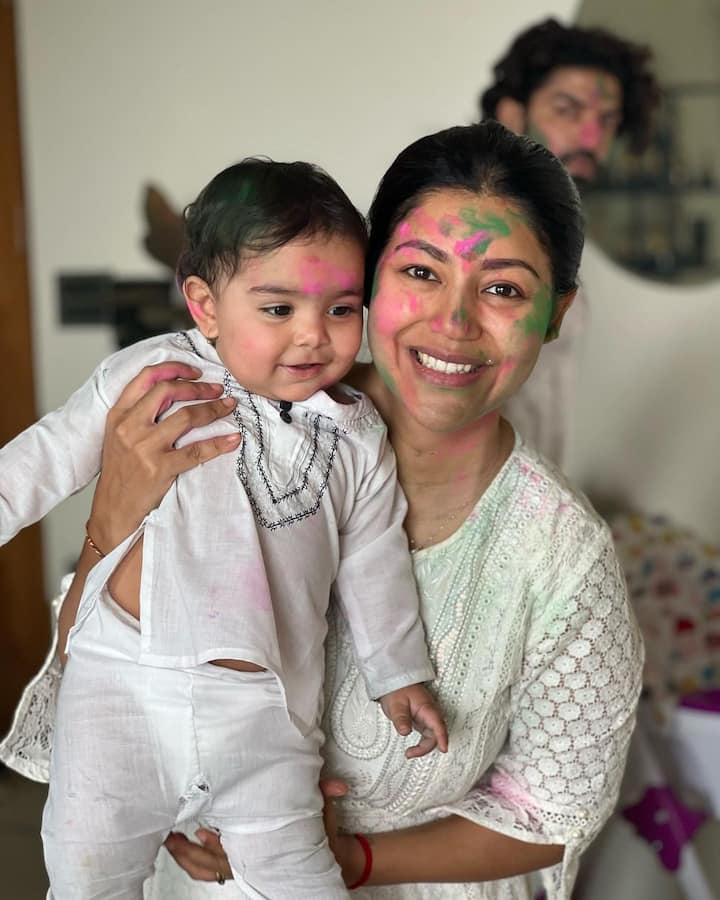 जी हां गुरमीत और देबिना की दोनों बेटियों लियाना और दिविशा की ये पहली होली है. इस कपल की बड़ी बेटी का जन्म 3 अप्रैल 2022 और दूसरी बेटी का जन्म 11 नवंबर 2022 को हुआ था.