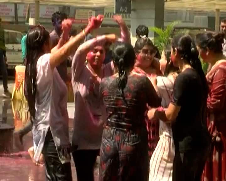 સુરતમાં મહિલાઓએ એકબીજાને ધુળેટીની શુભકામનાઓ પાઠવી હતી.