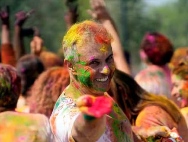 ਦਿੱਲੀ 'ਚ ਹੋਲੀ ਦੇ ਰੰਗਾਂ 'ਚ ਰੰਗਿਆ ਇਹ ਸ਼ਖਸ ਚਿਹਰੇ 'ਤੇ ਮੁਸਕਰਾਹਟ ਅਤੇ ਹੱਥਾਂ 'ਚ ਗੁਲਾਲ ਲੈ ਕੇ ਲੋਕਾਂ ਨਾਲ ਗੱਲ ਕਰ ਰਿਹਾ ਹੈ। ਸਾਰੀਆਂ ਸ਼ਿਕਾਇਤਾਂ ਨੂੰ ਭੁੱਲ ਜਾਓ, ਹੋਲੀ ਦਿਲ ਨੂੰ ਗਰਮਾਉਣ ਦਾ ਦਿਨ ਹੈ।