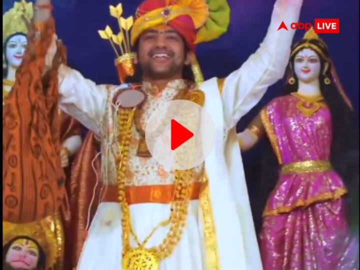 Holi Celebration 2023 in Bageshwar Dham Sarkar Dhirendra Krishna Shastri Video viral Holi Celebration 2023: बागेश्वर धाम में धीरेंद्र कृष्ण शास्त्री पर चढ़ा होली का रंग, बाबा के गाने पर थिरके भक्तों के कदम