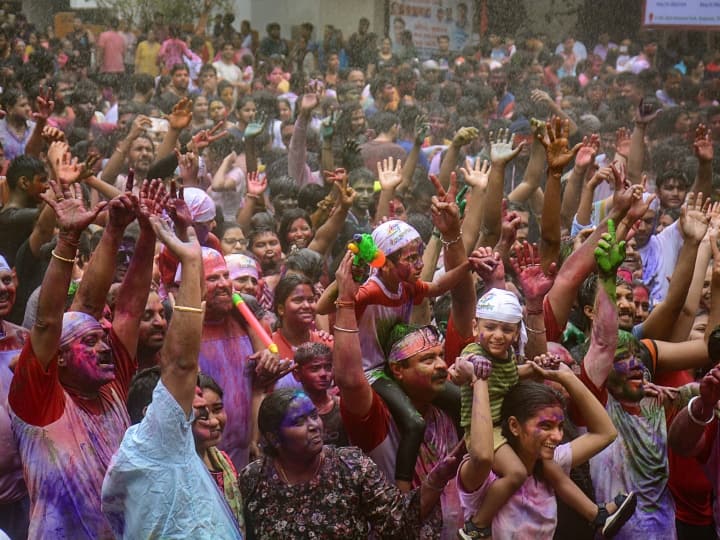 Holi 2023 Celebration festival of colour Holi celebrates across the country know the types of Holi in different states Holi 2023 Celebration: देशभर में रंगों के त्योहार की धूम, जानें- किस राज्य में कैसे बनाई जाती है होली?