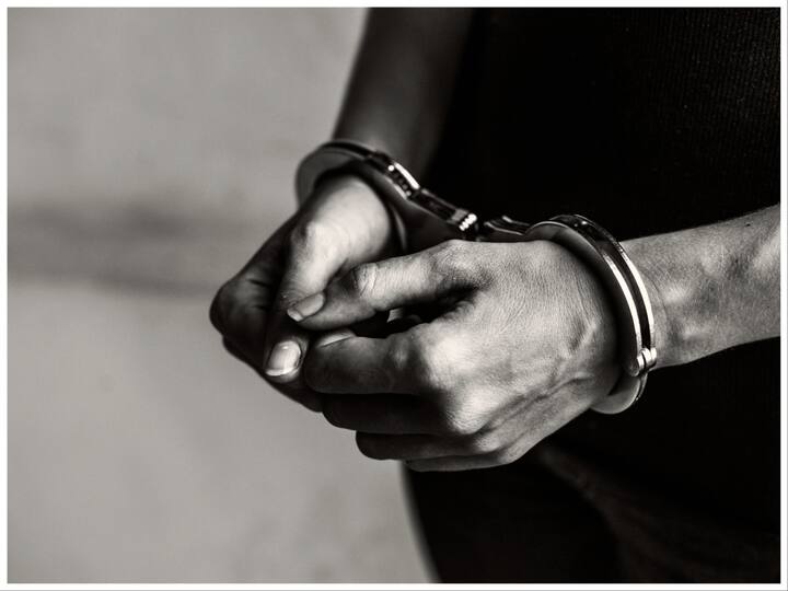 रही बात जेल में बिताए 1 दिन को 2 दिन मानने की, तो ऐसा बिल्कुल नहीं है. किसी आम इंसान के सामान्य दिन की तरह ही कैदी के लिए भी जेल में बिताया 1 दिन 1 ही दिन के बराबर होता है.