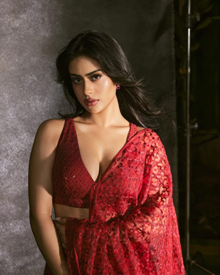 लेकिन अगर हम न्यासा देवगन के इस आउटफिट की बात करें तो आपको बता दें कि यह लहंगा अनिता डोंगरे ने डिजाइन किया है जो कि बेहद ही खूबसूरत है. इतना ही नहीं इसकी कीमत जान हर कोई हैरान हो रहा है और आपको बता दें इसकी कीमत तकरीबन 1 लाख 75 हजार की बताई जा रही है. (Photo- Instagram)