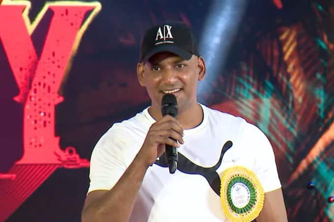 நேற்று மகளிர் தினத்தை முன்னிட்டு சென்னை அன்னை வேளாங்கண்ணி கல்லுரில் விஷால், எஸ்.ஜே.சூரியா, செல்வரகவன் நடித்துள்ள மார்க் ஆண்டனி படத்தின் மோசன் போஸ்டர் அங்கு வெளியிடப்பட்டது.