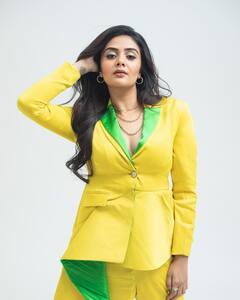 Sreemukhi: యెల్లో సూట్ లో శ్రీముఖి అందాల విందు