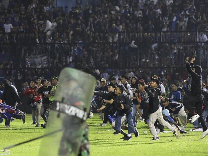 Indonesian court Verdict on worlds deadliest stadium stampedes of October 2022 in Malang East Java Indonesia football: इंडोनेशिया में फुटबॉल मैच के दौरान हुई 135 मौत के मामले में आया पहला फैसला, कोर्ट ने दो अधिकारियों को सुनाई सजा