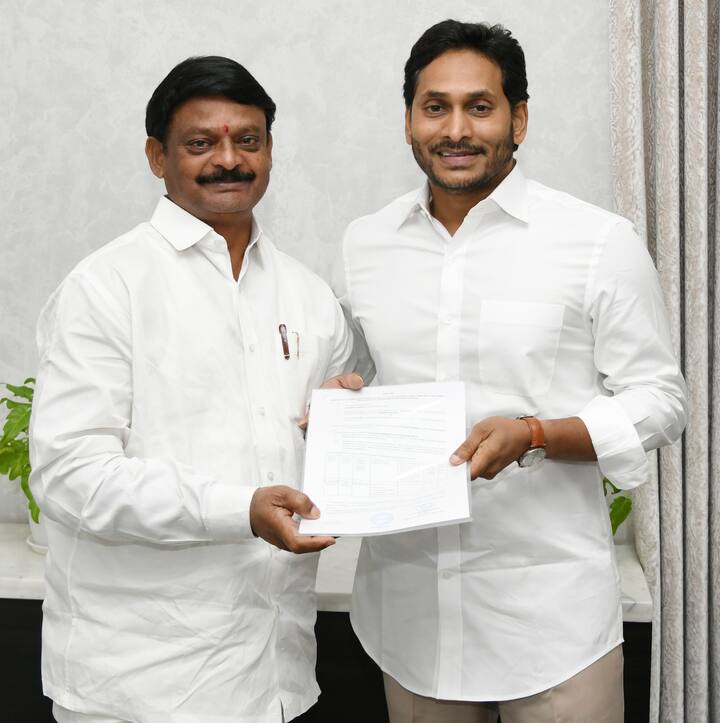 జగన్ నుంచి బి ఫారం తీసుకుంటున్న ఎమ్మెల్సీ అభ్యర్ది కోలా గురువులు