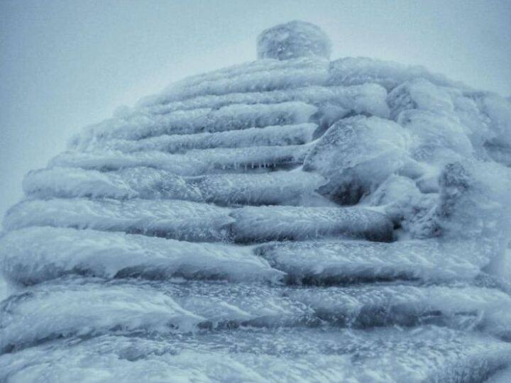 इन सीढ़ियों को देख कर लगता है कि इस पर पैर रखते ही आप फिसल कर खाई में गिर जाएंगे. बर्फ से बनी ये सीढ़ियां देखने में ही मौत का सामान लग रही हैं. अगर आप इन सीढ़ियों पर चढ़ना चाहते हैं तो आपको कुछ अच्छे वाले स्नो शूज अपने साथ जरूर रखनें चाहिए.