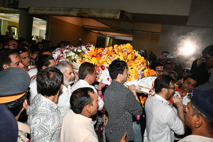 এদিন বিকেলে এয়ার অ্যাম্বুল্যান্সে দিল্লি থেকে মুম্বই পৌঁছয় সতীশের মরদেহ।