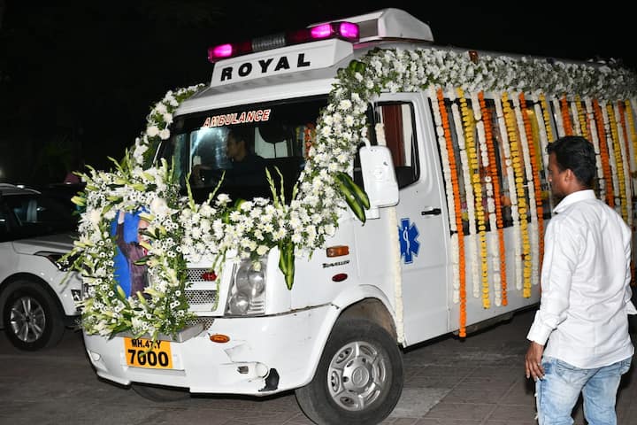 পুলিশ সূত্রে খবর, হাসপাতালে নিয়ে যাওয়ার পথেই মৃত্যু হয় অভিনেতা পরিচালকের।