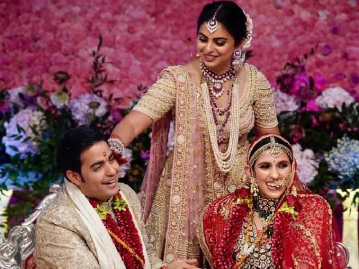 Ambani Family : 09  मार्च 2019 को आकाश और श्लोका शादी के बंधन में बंध गए थे. आकाश और श्लोका की शादी राधे-कृष्ण थीम पर हुई थी. उनकी शादी की सालगिराह पर जानें उनकी खूबसूरत लव स्टोरी के बारे में.