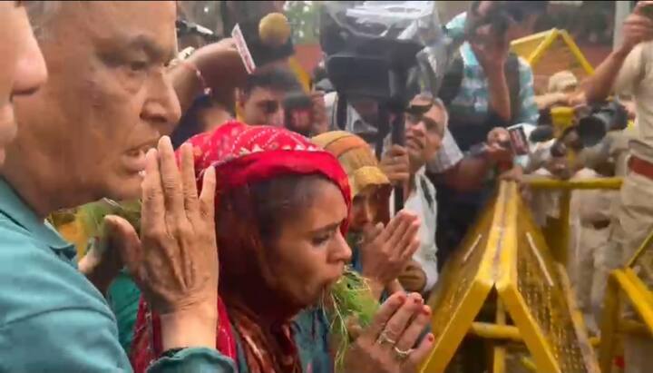 निष्ठुरता की सीमा पार कर चुके मुख्यमंत्री सम्मान देने के बजाय व्यर्थ की बयानबाजी कर रहे हैं. उन्होंने बताया कि गुर्जर आंदोलन में मृतक के रिश्तेदारों को नौकरी दी गई थी. सरकार को इस मामले में क्या दिक्कत है.