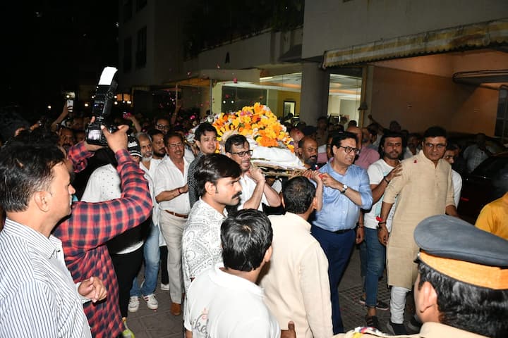 সোশ্যাল মিডিয়ায় প্রথম তাঁর মৃত্যুর খবর দেন, অভিনেতা অনুপম খের।