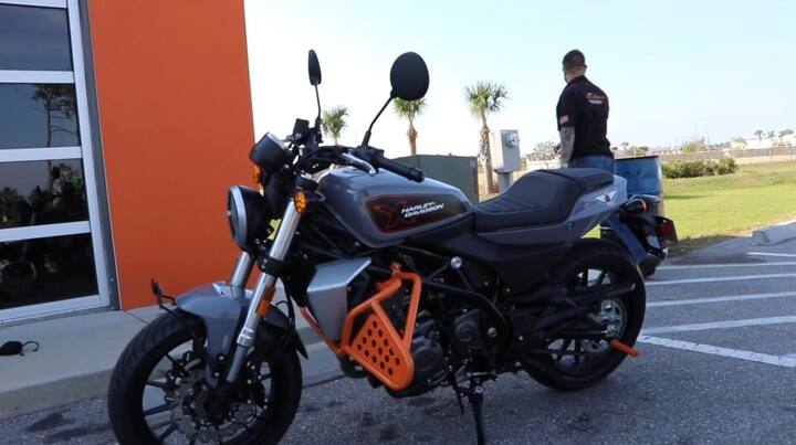 हार्ले-डेविडसन और चीनी ऑटोमेकर कंपनी कियानजियांग दोनों मिलकर सस्ती बाइक की एक नई रेंज पर काम कर रही हैं. हालांकि इसकी आधिकारिक शुरुआत 10 मार्च, 2023 को होनी है, हार्ले डेविडसन X350 मोटरसाइकिल अमेरिकी डीलरशिप पर पहुंच गई है. अमेरिका स्थित बर्ट की हार्ले-डेविडसन डीलरशिप द्वारा एक नए यूट्यूब वीडियो में अपकमिंग बाइक का खुलासा किया है.