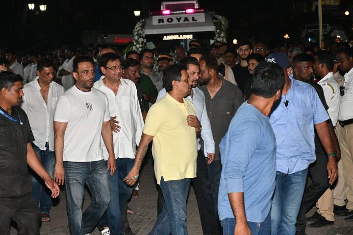इन फोटो में आप देख सकते हैं कि सतीश कौशिक के निधन से सलमान खान का दिल बुरी तरह से टूट गया है.