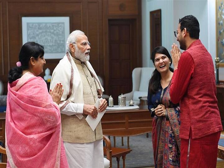 रितेश अग्रवाल ने पीएम मोदी को भी अपनी शादी के लिए निमंत्रण दिया था. वह अपनी मां और पत्नी के साथ पीएम से मुलाकात करने पहुंचे थे.(PC: Twitter)