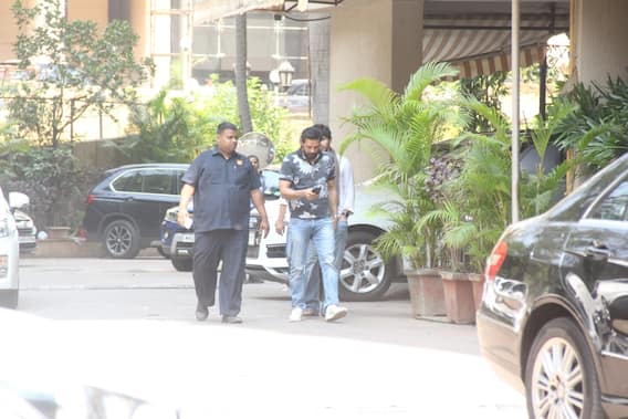 Satish Kaushik Death: सतीश कौशिक के अंतिम दर्शन के लिए पहुंच रहे सितारे, राज बब्बर-अनूप सोनी समेत ये सेलेब्स आए नजर Satish Kaushik Death: सतीश कौशिक के अंतिम दर्शन के लिए पहुंच रहे सितारे, राज बब्बर-अनूप सोनी समेत ये सेलेब्स आए नजर