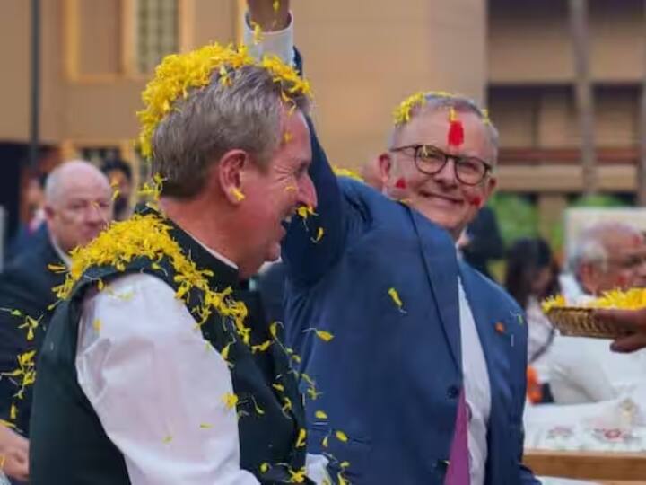 बाद में उन्होंने अहमदाबाद में होली का त्योहार मनाया. जहां उन पर फूल बरसाए गए और माल्यार्पण किया गया.