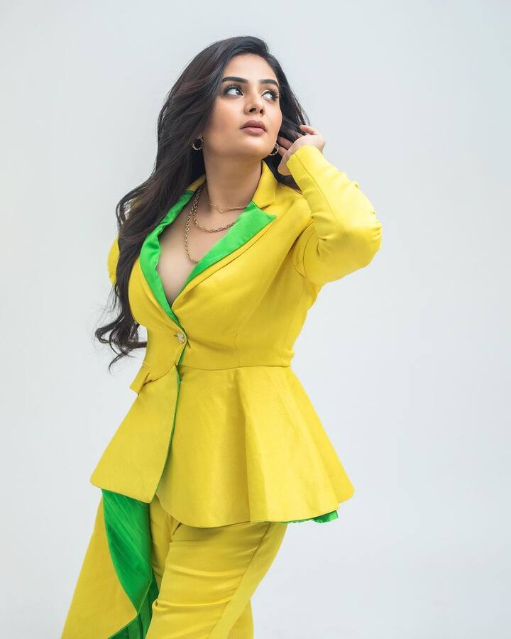 అవకాశం ఉన్నప్పుడల్లా సినిమాల్లో కనిపిస్తోంది.Photo Credit: Sreemukhi/ instagram
