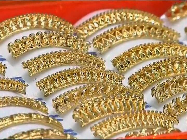 जागतिक पातळीवर युनायटेड रिझर्व बँकेच्या वतीने ठेवीवर व्याज दर वाढवून देण्याबाबतचे संकेत बैठकीत देण्यात आले. याचा थेट परिणाम म्हणून सोन्याच्या मागणीत घट होऊन सोन्याच्या दरात एकाच दिवसात एका हजार रुपयांची घसरण झाली आहे.