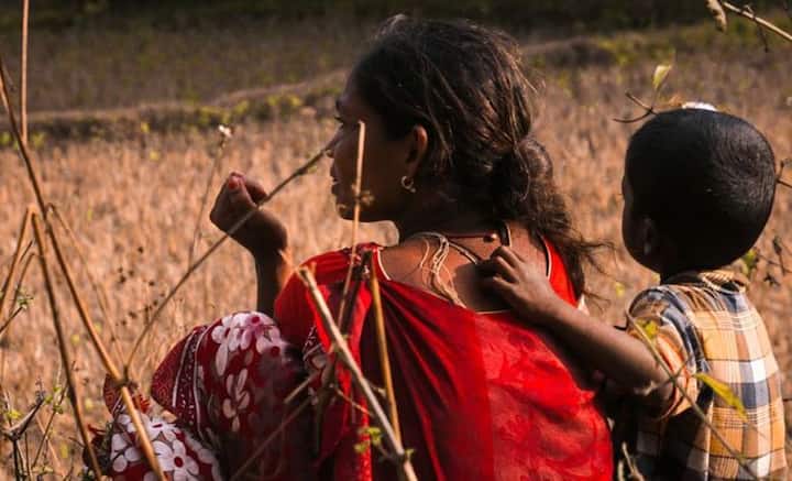 সন্তানকে অন্য কারও সঙ্গে তো নয়ই, তার নিজের ভাই-বোনের সঙ্গেও কখনও তুলনা করবেন না। এতে ভাইবোনের মধ্যে সম্পর্কের সুতো আলগা হবে। ছোট থেকেই হীনম্মন্যতায় ভুগতে শুরু করবে আপনার সন্তান।
