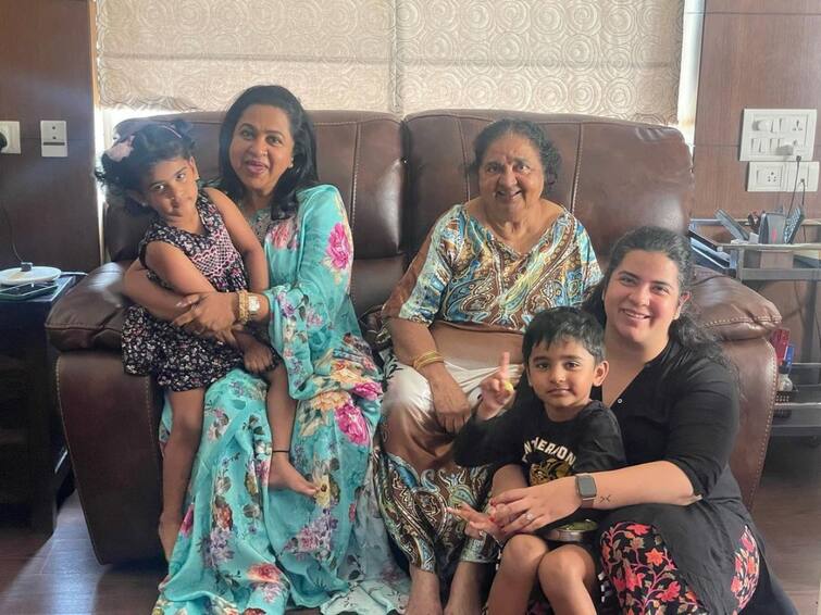 actress Radhika daughter Rayane penned a heartfelt note for her mother and daughtes on womens day Rayane Mithun : அம்மா ராதிகா, பாட்டி ஆகியோர் பற்றி சீக்ரெட் சொன்ன ரேயான் மிதுன்.. ஒரு நெகிழ்ச்சி போஸ்ட்..