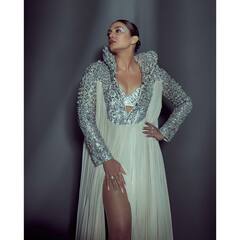 Huma Qureshi Photos: थाई हाई स्लिट गाउन में अप्सरा सी खूबसूरत दिखीं हुमा कुरैशी, तस्वीरें देख खूबसूरती के कायल हुए फैंस