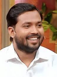 बिहार में या भारत में जब भी सरकारी नौकरी की तैयारी करने वाले बच्चों का नाम आता है तब-तब एक शख्स जरूर हमारे दिमाग में आता है और वो है खान सर. ऑनलाइन क्लासेज के माध्यम से खान सर लाखों बच्चों का मार्गदर्शन कर रहे हैं और उनकी ज़िंदगी बना रहे हैं