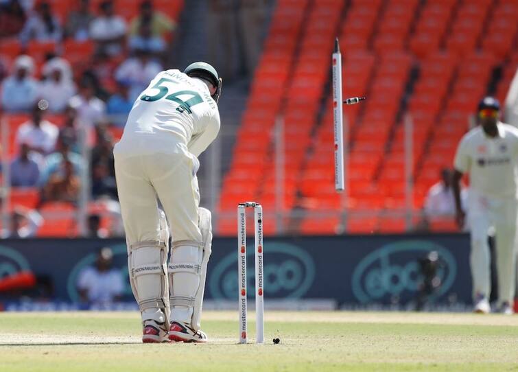 Border-Gavaskar Trophy, 4th Test: Shami bowled Handscomb at Narendra Modi Stadium watch video Border-Gavaskar Trophy, 4th Test: શમીએ પિટર હેંડસકોમ્બને કર્યો બોલ્ડ, સ્ટંપે હવામાં મારી ગુલાંટ, જુઓ વીડિયો