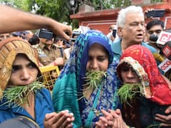 Photos: जयपुर में आंदोलनकारी वीरांगनाओं की पुलिस से झड़प, रोके जाने पर खाई घास, मैदान में आए किरोड़ी लाल मीणा, देखिए तस्वीरें