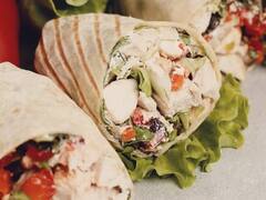 Chicken Wrap: ऑफिस लंच हो या ट्रिप पर जाना हो यह चिकन सलाद रेसिपी कर सकते हैं ट्राई