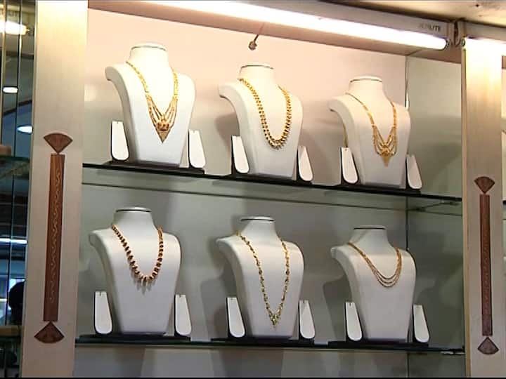 जळगावच्या सुवर्ण नगरीत गेल्या चोवीस तासात सोन्याच्या दरात एक हजार रुपयांची घसरण झाली आहे. त्यामुळे सोने खरेदी करु पाहणाऱ्या ग्राहकांना काही अंशी दिलासा मिळाला आहे.