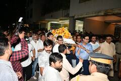 Satish Kaushik Funeral: अर्थी को कंधा देते वक्त फूट-फूटकर रोए सतीश कौशिक के दोस्त, दिल तोड़ देंगी ये आखिरी तस्वीरें